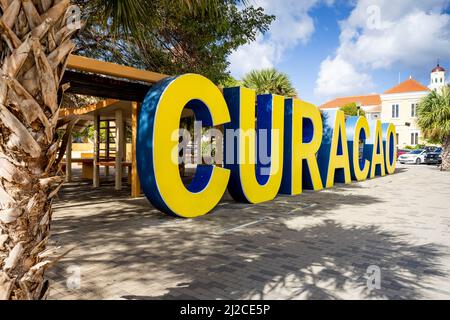 CURAÇAO écrit en grandes lettres jaunes et bleues dans le centre-ville de Willemstad Banque D'Images