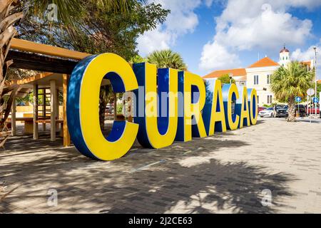 CURAÇAO écrit en grandes lettres jaunes et bleues dans le centre-ville de Willemstad Banque D'Images