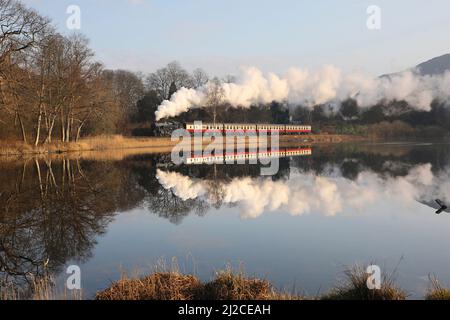 42073 à partir de Lakeside à pied tombé sur 24,3.22, la rivière Leven à l'avant. Banque D'Images