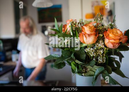 Roses dans un vase pour femme pour la journée internationale de la femme Banque D'Images