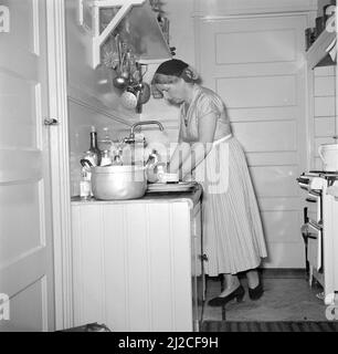 SEPHA van Beinum-Janssen, l'épouse du chef Eduard van Beinum est occupée dans la cuisine de leur maison de campagne Bergsham à Garderen ca: 5 juin 1954 Banque D'Images