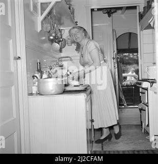 SEPHA van Beinum-Janssen, l'épouse du chef Eduard van Beinum est occupée dans la cuisine de leur maison de campagne Bergsham à Garderen ca: 5 juin 1954 Banque D'Images