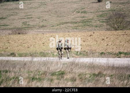 Des soldats de l'armée britannique effectuent un exercice de taubbing d'essai de forme physique de combat de 8 miles avec 25kg bergen Banque D'Images