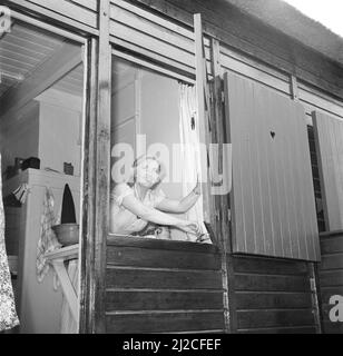 SEPHA van Beinum-Janssen, l'épouse du chef Eduard van Beinum, ferme une fenêtre de cuisine de sa maison de campagne Bergsham à Garderen ca: 5 juin 1954 Banque D'Images