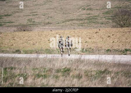 Des soldats de l'armée britannique effectuent un exercice de taubbing d'essai de forme physique de combat de 8 miles avec 25kg bergen Banque D'Images