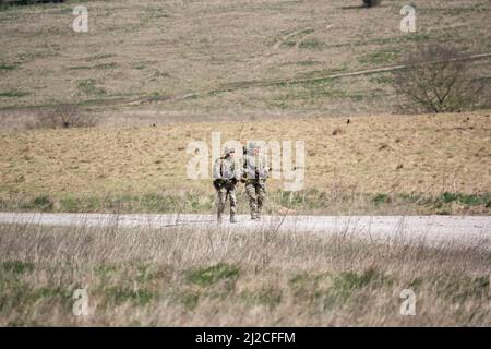 Des soldats de l'armée britannique effectuent un exercice de taubbing d'essai de forme physique de combat de 8 miles avec 25kg bergen Banque D'Images