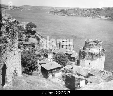 Vue sur le Bosphore à Istanbul ca. 1930s-1950s Banque D'Images