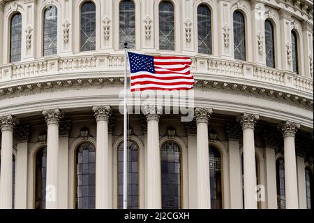 Washington, DC, États-Unis. 31st mars 2022. 31 mars 2022 - Washington, DC, États-Unis : drapeau américain survolant le Capitole des États-Unis. (Image de crédit : © Michael Brochstein/ZUMA Press Wire) Banque D'Images