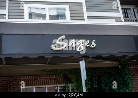 Redmond, WA USA - vers août 2021 : vue à angle bas de l'entrée du restaurant italien Sages. Banque D'Images