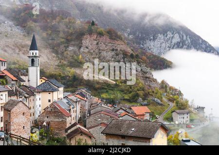 Le vieux village de Casso, province de Pordenone de Belluno, Vénétie, Italie Banque D'Images