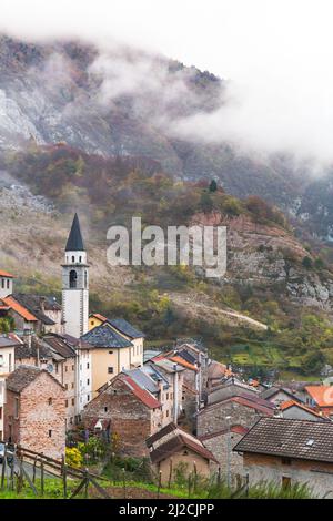 Le vieux village de Casso, province de Pordenone de Belluno, Vénétie, Italie Banque D'Images