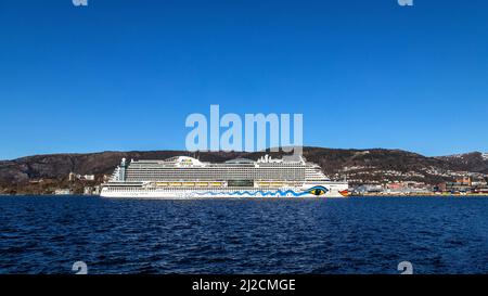 Bateau de croisière AIDAprima à Byfjorden, se préparant à partir du port de Bergen, Norvège. Banque D'Images