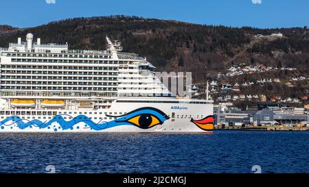 Arc du bateau de croisière AIDAprima à Byfjorden, se préparant à partir du port de Bergen, Norvège. Monter Floyen en arrière-plan Banque D'Images