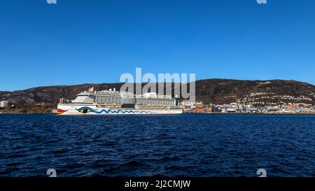 Bateau de croisière AIDAprima à Byfjorden, au départ du port de Bergen, en Norvège. Banque D'Images