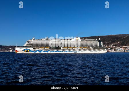 Bateau de croisière AIDAprima à Byfjorden, au départ du port de Bergen, en Norvège. Banque D'Images