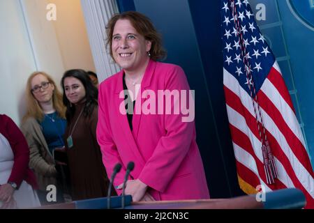 Washington, Vereinigte Staaten. 31st mars 2022. 'Jeopardy !' champ Amy Schneider s'adresse aux médias à la Maison Blanche à Washington, DC, le 31 mars 2022. Credit: Chris Kleponis/CNP/dpa/Alay Live News Banque D'Images