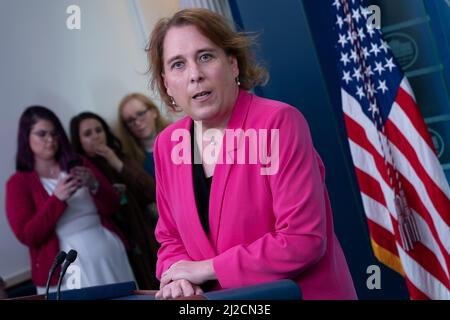 Washington, Vereinigte Staaten. 31st mars 2022. 'Jeopardy !' champ Amy Schneider s'adresse aux médias à la Maison Blanche à Washington, DC, le 31 mars 2022. Credit: Chris Kleponis/CNP/dpa/Alay Live News Banque D'Images