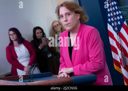 Washington, Vereinigte Staaten. 31st mars 2022. 'Jeopardy !' champ Amy Schneider s'adresse aux médias à la Maison Blanche à Washington, DC, le 31 mars 2022. Credit: Chris Kleponis/CNP/dpa/Alay Live News Banque D'Images