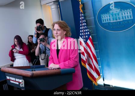 Washington, Vereinigte Staaten. 31st mars 2022. 'Jeopardy !' champ Amy Schneider s'adresse aux médias à la Maison Blanche à Washington, DC, le 31 mars 2022. Credit: Chris Kleponis/CNP/dpa/Alay Live News Banque D'Images