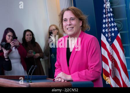Washington, Vereinigte Staaten. 31st mars 2022. 'Jeopardy !' champ Amy Schneider s'adresse aux médias à la Maison Blanche à Washington, DC, le 31 mars 2022. Credit: Chris Kleponis/CNP/dpa/Alay Live News Banque D'Images