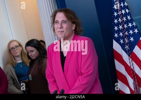 Washington, Vereinigte Staaten. 31st mars 2022. 'Jeopardy !' champ Amy Schneider s'adresse aux médias à la Maison Blanche à Washington, DC, le 31 mars 2022. Credit: Chris Kleponis/CNP/dpa/Alay Live News Banque D'Images