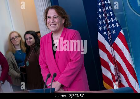 Washington, Vereinigte Staaten. 31st mars 2022. 'Jeopardy !' champ Amy Schneider s'adresse aux médias à la Maison Blanche à Washington, DC, le 31 mars 2022. Credit: Chris Kleponis/CNP/dpa/Alay Live News Banque D'Images