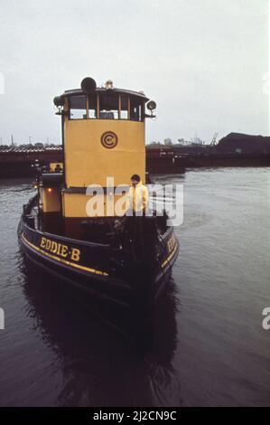 Travailleur debout sur un remorqueur sur la rivière Calumet ca. 1973 Banque D'Images