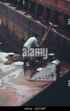 Calumet River--marins en opération de remorquage sécurise les barges ca. 1973 Banque D'Images