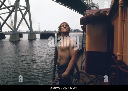 Le crewman regarde le helmsman comme le remorqueur s'approche de la maison berth sur la rivière Calumet CA. 1973 Banque D'Images