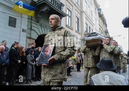 Lviv, Ukraine. 31st mars 2022. Les militaires ukrainiens portent un cercueil du soldat Yuriy Oliynyk pendant l'enterrement. Cérémonie funéraire de 3 soldats ukrainiens Kozachenko Andriy, Sarkisyan Ihor, Oliynyk Yuriy tués par les forces russes dans le cadre de l'invasion russe à Lviv. (Image de crédit : © Mykola TYS/SOPA Images via ZUMA Press Wire) Banque D'Images