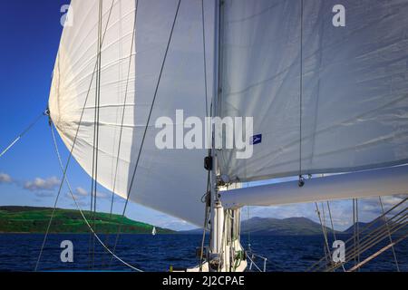 Pleins voiles sur Sound of Mull, Îles de l'Ouest Banque D'Images