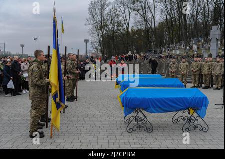 Lviv, Ukraine. 31st mars 2022. Les militaires ukrainiens paient leur respect à leurs camarades pendant l'enterrement. Cérémonie funéraire de 3 soldats ukrainiens Kozachenko Andriy, Sarkisyan Ihor, Oliynyk Yuriy tués par les forces russes dans le cadre de l'invasion russe à Lviv. (Image de crédit : © Mykola TYS/SOPA Images via ZUMA Press Wire) Banque D'Images