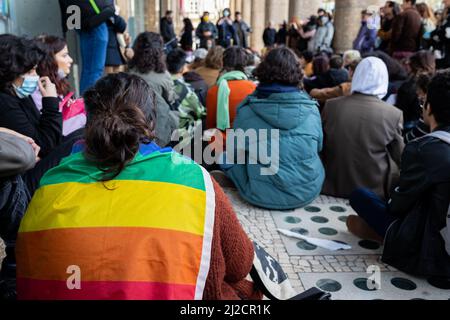 Le drapeau LGBTQ+ est vu lors d'un rassemblement pour marquer la Journée internationale de visibilité transgenre à Porto le 31 mars 2022. 2021 a été l'année au cours de laquelle, au Portugal, plus de personnes ont changé de sexe et de nom dans le registre civil. Selon le journal Diário de Notícias, il s'agit d'une augmentation de 71,4% par rapport à 2020 Banque D'Images