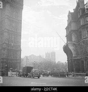 Trafic sur la rangée de l'Artillerie, rue devant les chambres du Parlement. Au loin l'abbaye de Westminister ca: 1940s Banque D'Images