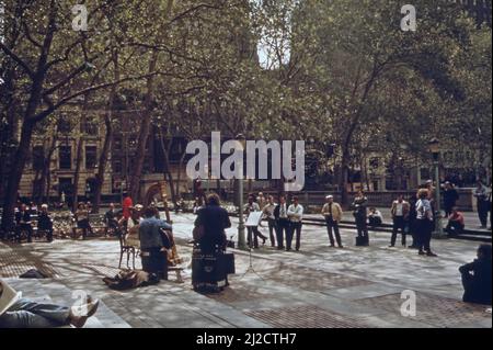 Déjeuner concert classique à Bryant Park, derrière la principale bibliothèque publique ca. 1973 Banque D'Images