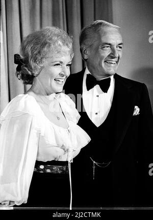 Betty White et Ted Knight aux Emmy Awards 33rd, 1981 crédit : Ron Wolfson / MediaPunch Banque D'Images