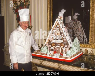 WASHINGTON, DC, USA - Maison Blanche Chef exécutif Hans Raffert avec 1991 vacances de Noël maison de pain d'épice à la Maison Blanche, 9 décembre 1991. Banque D'Images