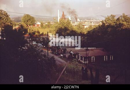 Le smog fait noir les maisons près des usines industrielles environ. 1972 Banque D'Images