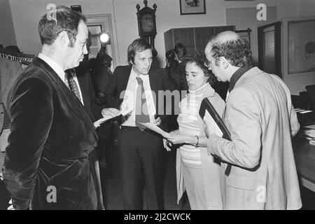 Déclaration à Haarlem concernant Bloemenhove, de gauche à droite : A. van de Bergh, l'adjoint de M. Laus, Anneke Goudsmit et M. Laus après le verdict du 2 juin 1976 Banque D'Images