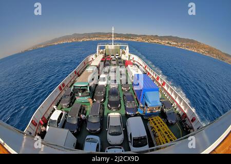 DÉTROIT DE MESSINE, ITALIE - 13 JUILLET 2016: Voitures vue de dessus ferry bateau sur le détroit de Messine, de la ville de Messine à la ville de Villa San Giovanni Banque D'Images