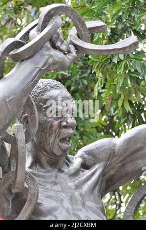 Un cliché vertical de la statue de la liberté zambienne devant les bureaux du gouvernement dans le centre-ville de Lusaka. Banque D'Images