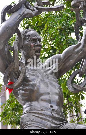 Un cliché vertical de la statue de la liberté zambienne devant les bureaux du gouvernement dans le centre-ville de Lusaka. Banque D'Images