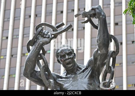 La statue de la liberté zambienne devant les bureaux du gouvernement dans le centre-ville de Lusaka. Banque D'Images