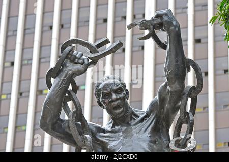 La statue de la liberté zambienne devant les bureaux du gouvernement dans le centre-ville de Lusaka. Banque D'Images