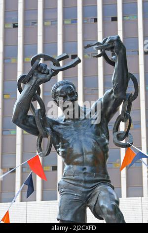 Un cliché vertical de la statue de la liberté zambienne devant les bureaux du gouvernement dans le centre-ville de Lusaka. Banque D'Images