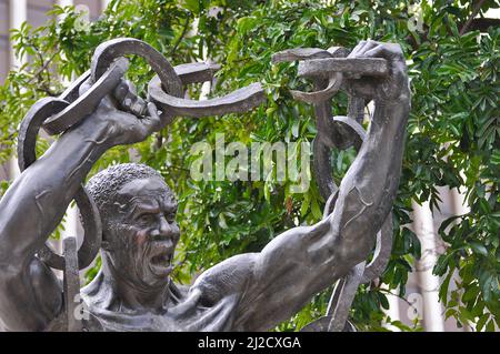 La statue de la liberté zambienne devant les bureaux du gouvernement dans le centre-ville de Lusaka. Banque D'Images