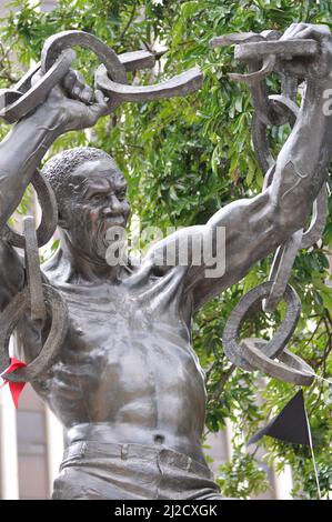 Un cliché vertical de la statue de la liberté zambienne devant les bureaux du gouvernement dans le centre-ville de Lusaka. Banque D'Images