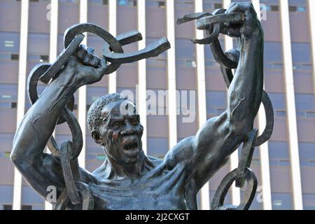 La statue de la liberté zambienne devant les bureaux du gouvernement dans le centre-ville de Lusaka. Banque D'Images