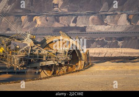 Gros plan d'une énorme pelle hydraulique sur pneus de godet dans une fosse ouverte lignite M. Banque D'Images