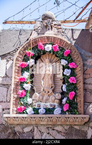 Une interprétation artistique de la Vierge Marie. Les propriétaires d'entreprise croient que sa forme protège leur entreprise. San Miguel de Allende, Guanajuato, Mexique. Banque D'Images